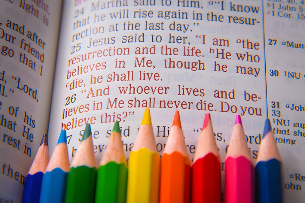 Bible text John 11:25 and crayons 